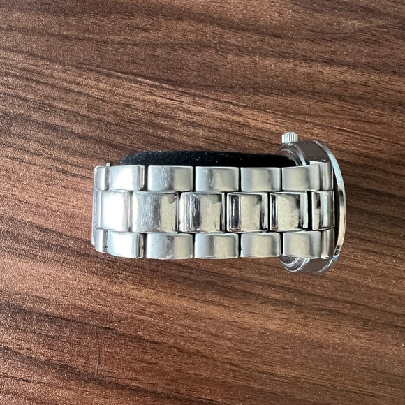 Silver link Guess analogue watch with crystal stone face details - Picture 4 of 8